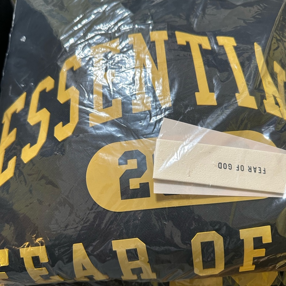😎sold😎Fear of God Essentials Vintage Black Hoodie with Gold Print - Picture 5 of 5